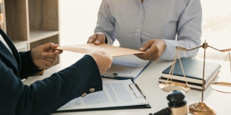 Người dùng đang gửi khiếu nại qua nền tảng trực tuyến